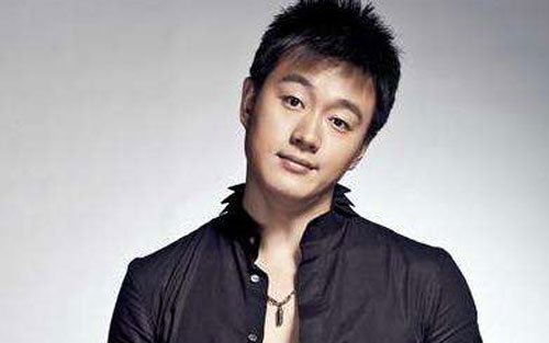 大世界小作为吉他谱 F调扫弦版_阿潘音乐工场编配_佟大为