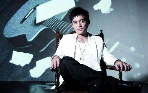 《野玫瑰》尤克里里谱弹唱版 F调和弦谱_桃子鱼仔编配_范逸臣