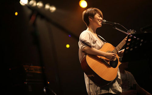 《追光者》尤克里里谱弹唱版 B调女生版_弹小U的娜娜编配_岑宁儿