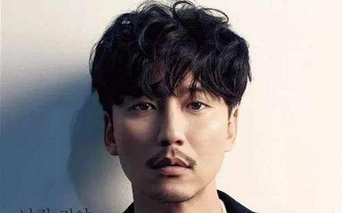 《坐在巷口的那对男女》尤克里里谱弹唱版 F调和弦谱_女生版_自然卷