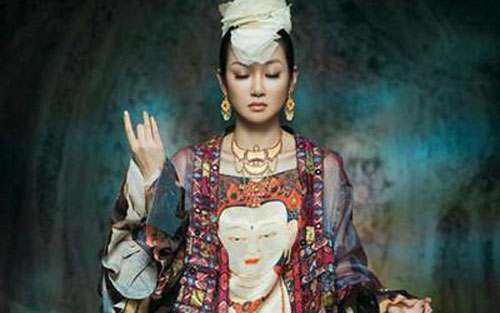 《左手指月》尤克里里谱吉他谱 原调六线谱_简单版_萨顶顶