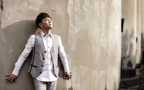 《越爱越陌生》尤克里里谱弹唱版 A调精选版_音乐之家编配_六哲