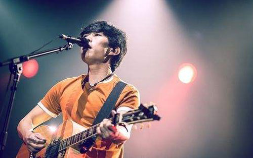 《成都》尤克里里谱弹唱版 A调男生版_小鱼吉他屋编配_赵雷