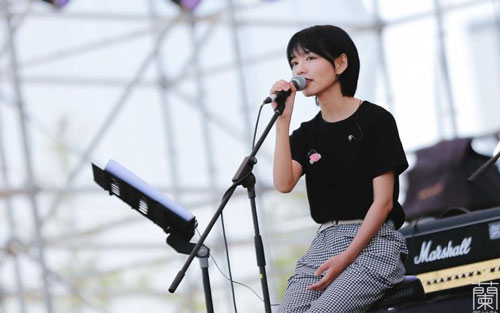 《我在人民广场吃炸鸡》尤克里里谱弹唱版 C调女生版_星暴音乐编配_阿肆