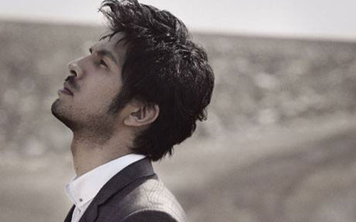 《轻闭双眼》尤克里里谱指弹版 A调六线谱_精选版_平井坚